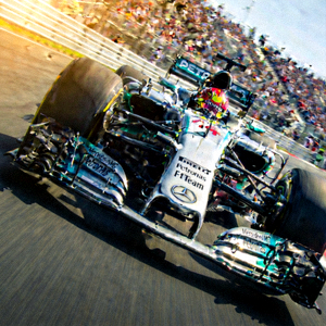 F1梅赛德斯车队赛车在赛道上飞驰
